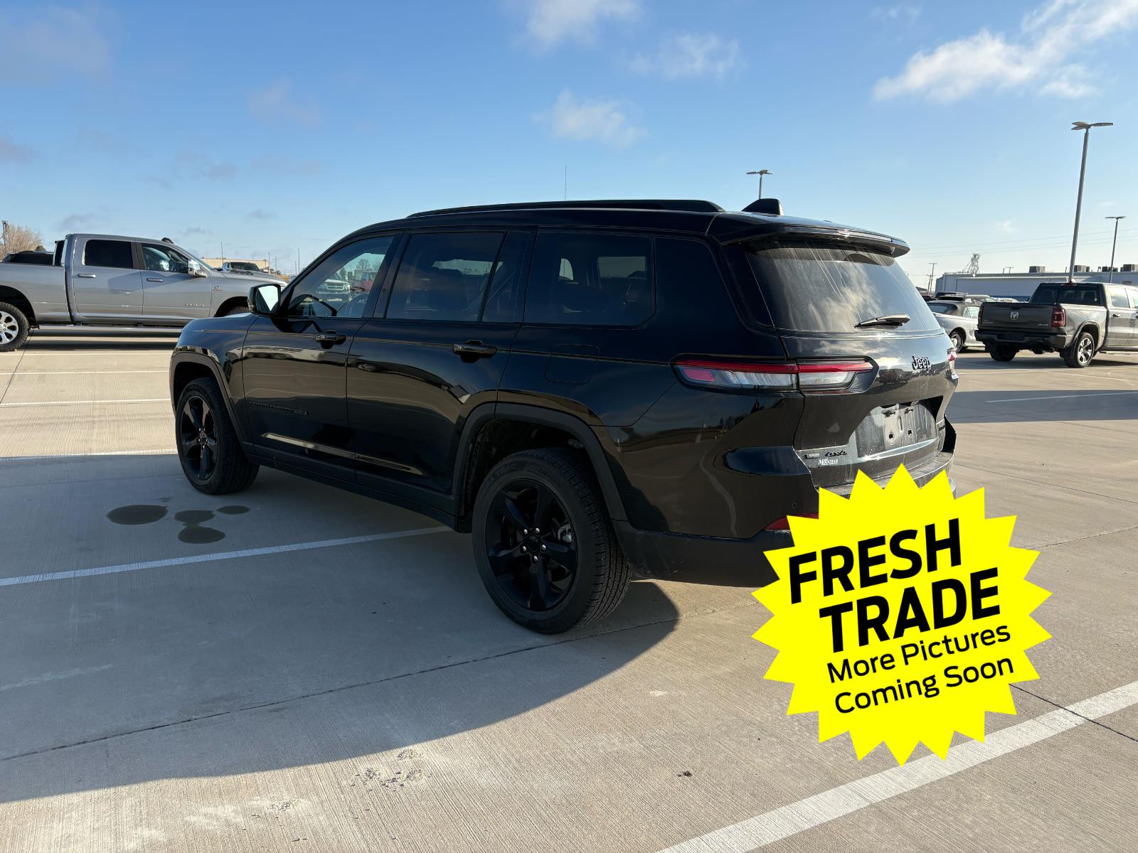 Used 2022 Diamond Black Crystal Pearlcoat Jeep Limited image 3