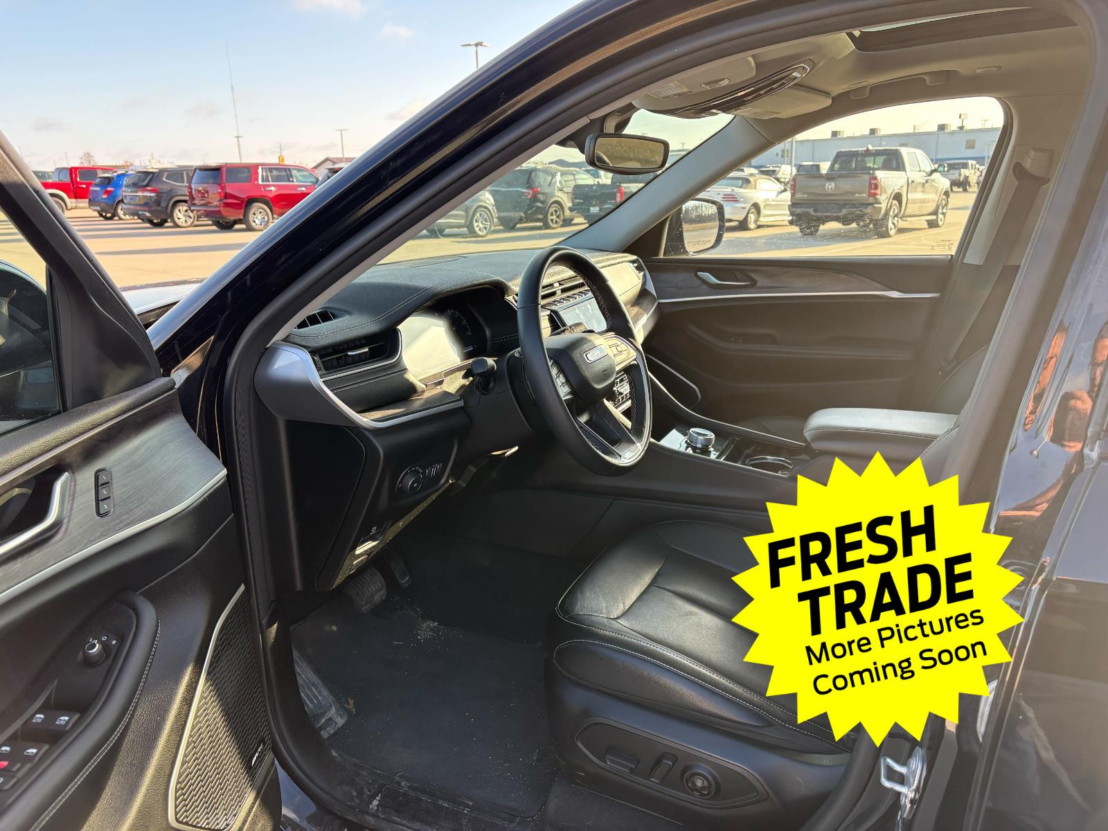 Used 2022 Diamond Black Crystal Pearlcoat Jeep Limited image 6