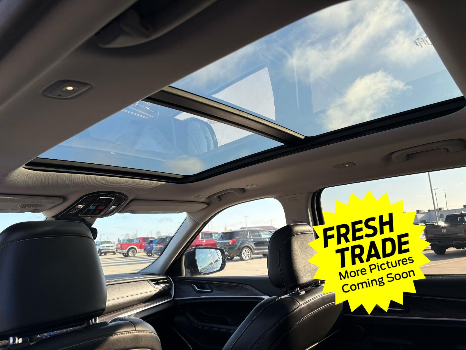 Used 2022 Diamond Black Crystal Pearlcoat Jeep Limited image 10