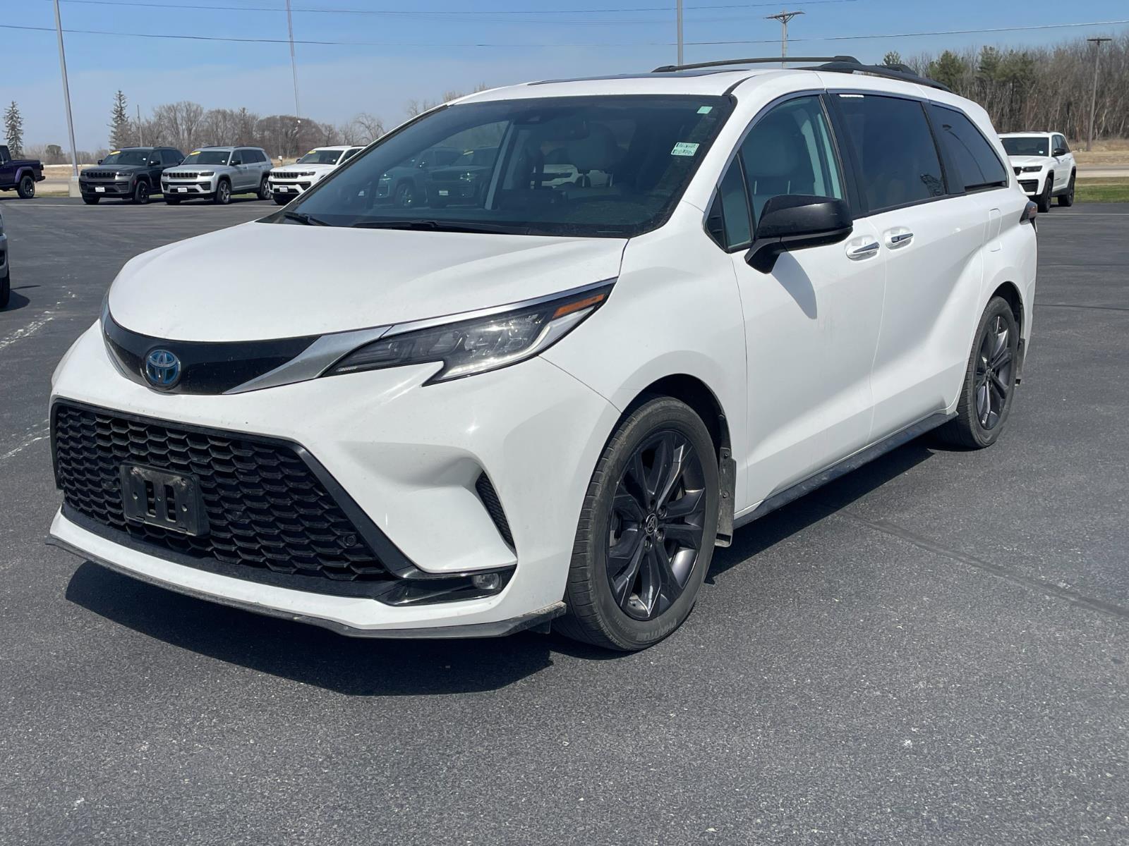White 2022 Toyota Sienna XSE 7-Passenger FWD Minivan Front-Wheel Drive Continuously Variable Transmission