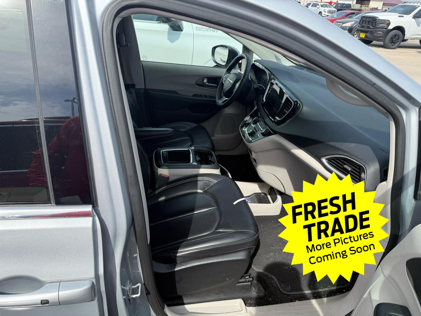 Used 2023 Silver Mist Clearcoat Chrysler Touring L image 7