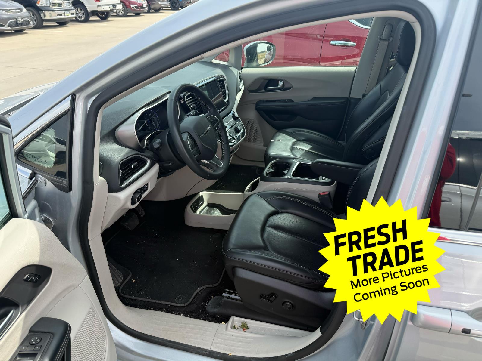 Used 2023 Silver Mist Clearcoat Chrysler Touring L image 10