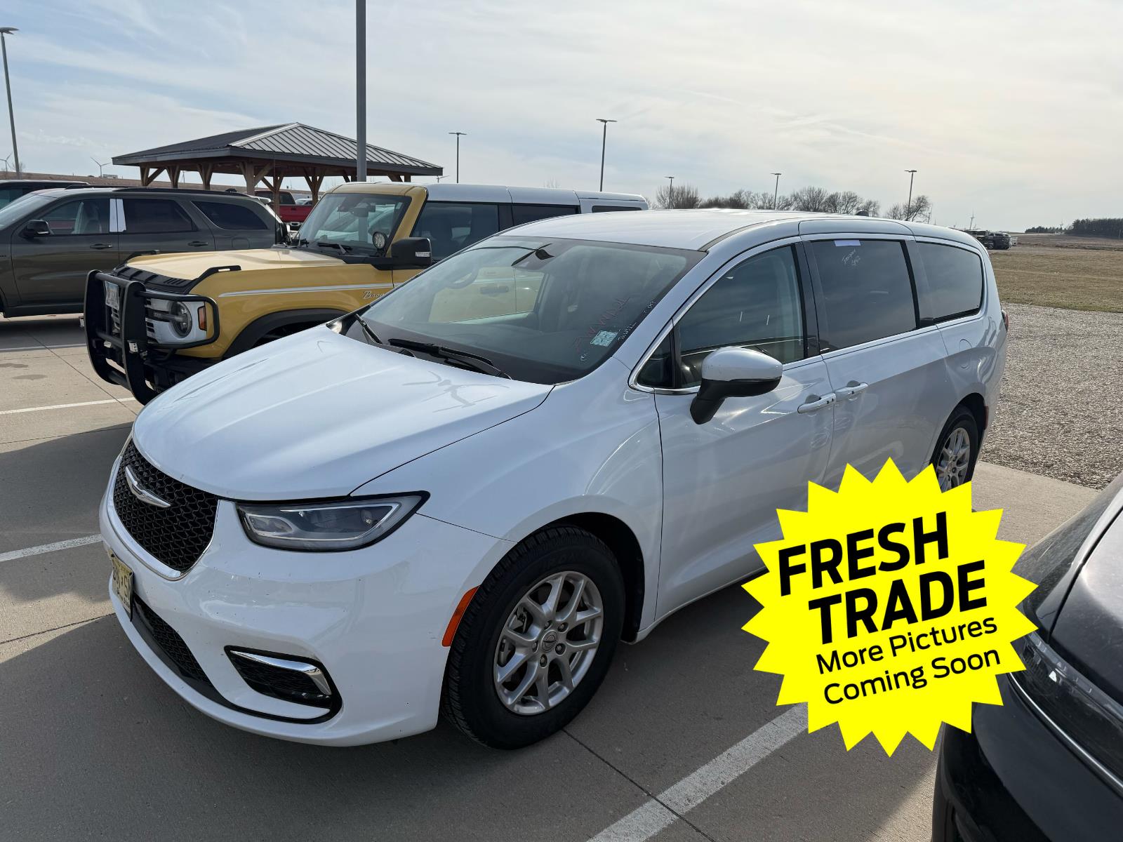 Bright White Clearcoat 2023 Chrysler Pacifica Touring L FWD Minivan Front-Wheel Drive 9-Speed Automatic