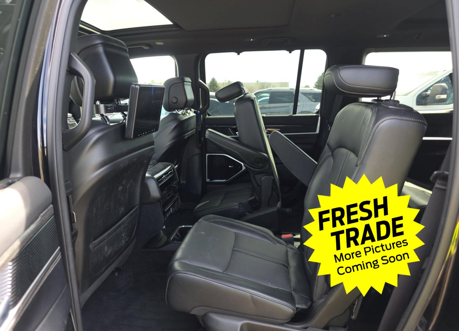 Used 2022 Diamond Black Crystal Pearl Jeep Series III image 10