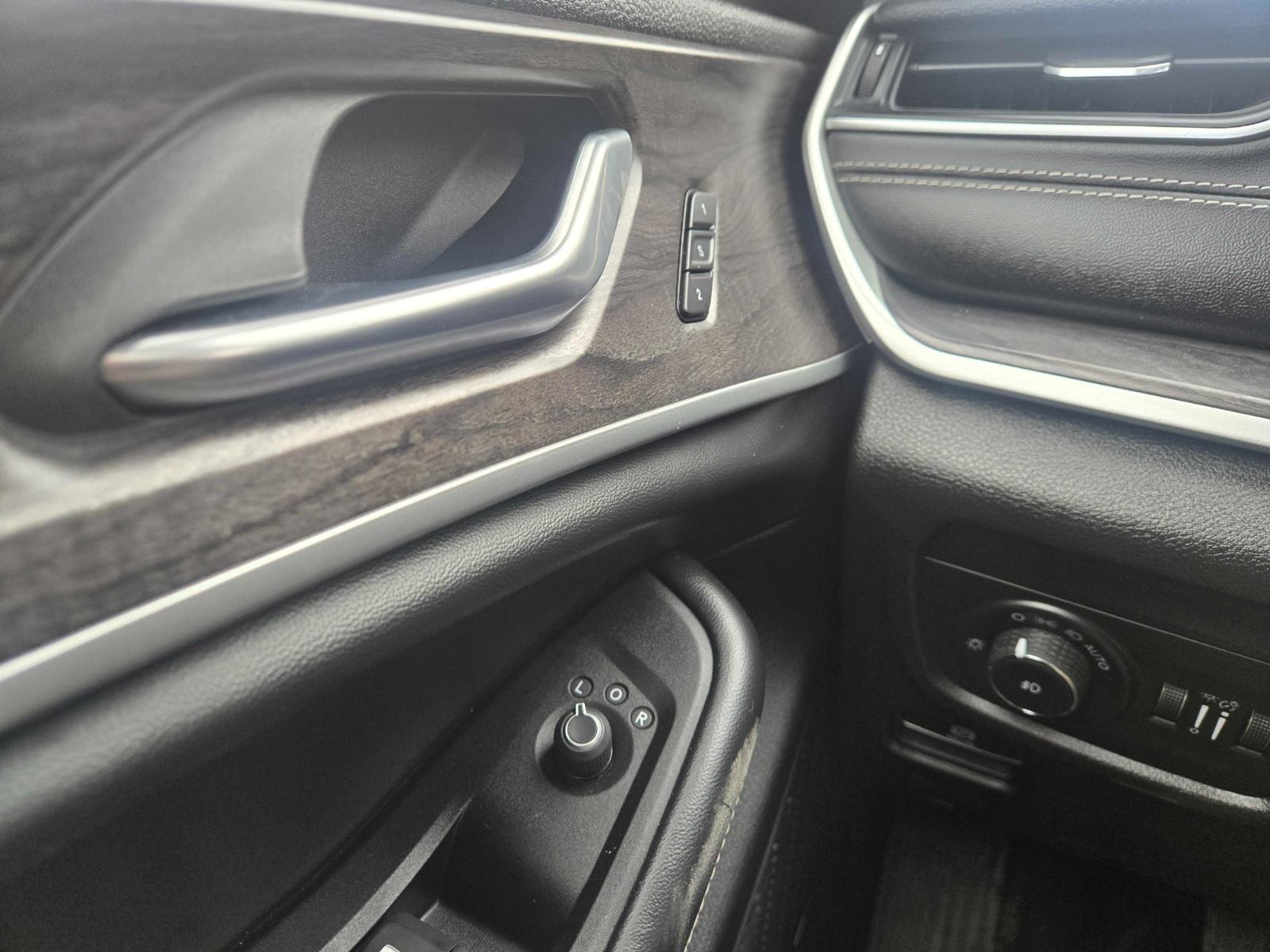 Used 2021 Bright White Clearcoat Jeep Limited image 9