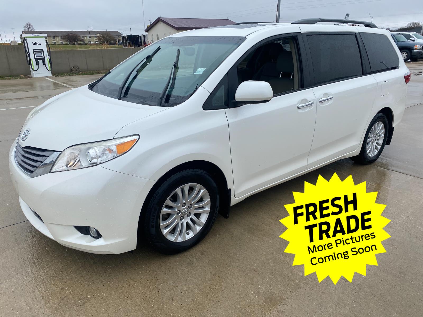 White (Blizzard Pearl) 2017 Toyota Sienna XLE Premium 8-Passenger FWD Minivan Front-Wheel Drive 8-Speed Automatic