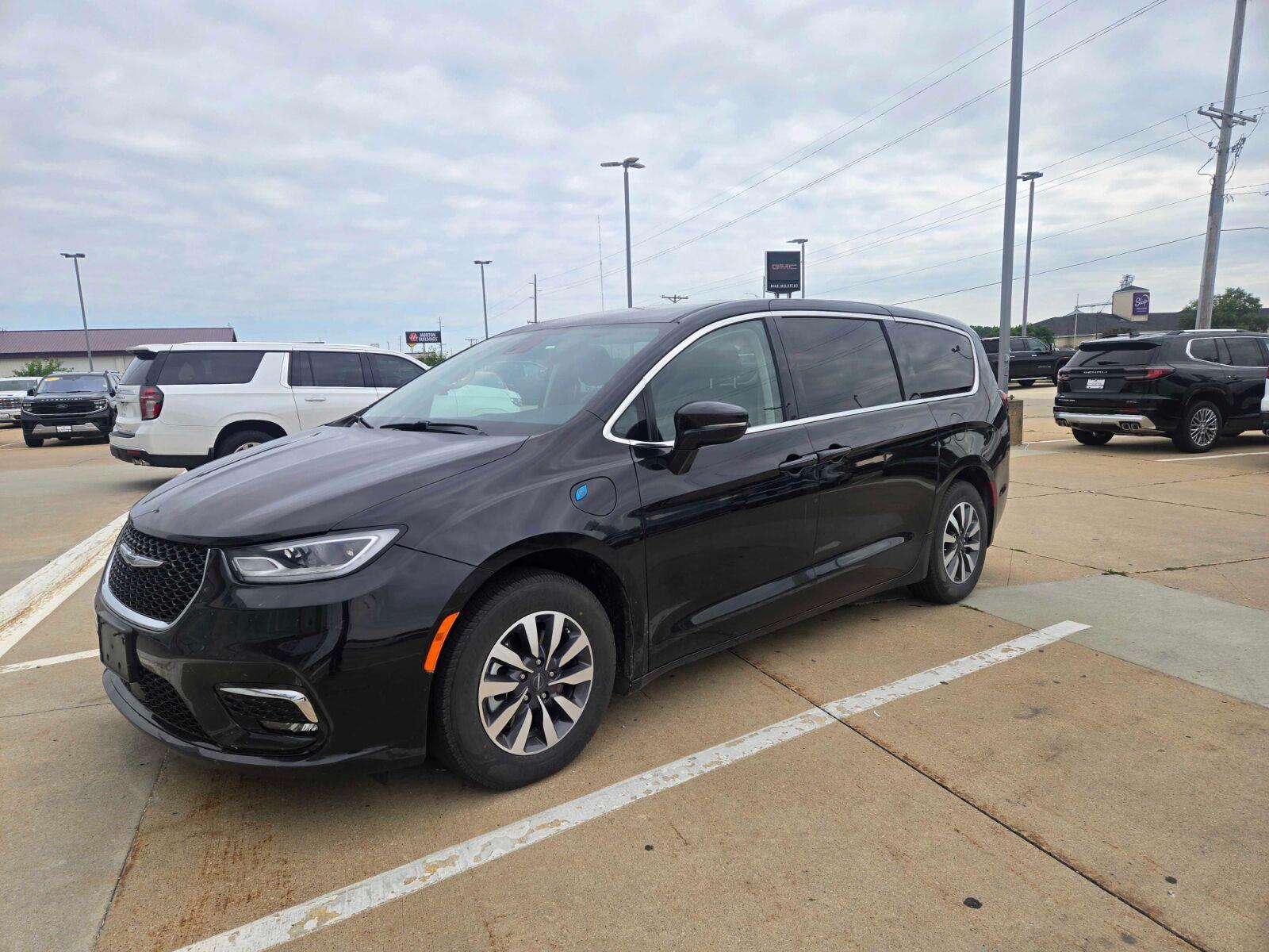 2022 Chrysler Pacifica Hybrid Touring L FWD