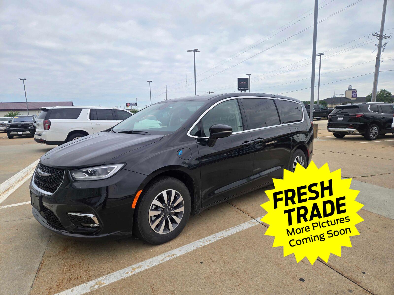 2022 Chrysler Pacifica Hybrid Touring L FWD