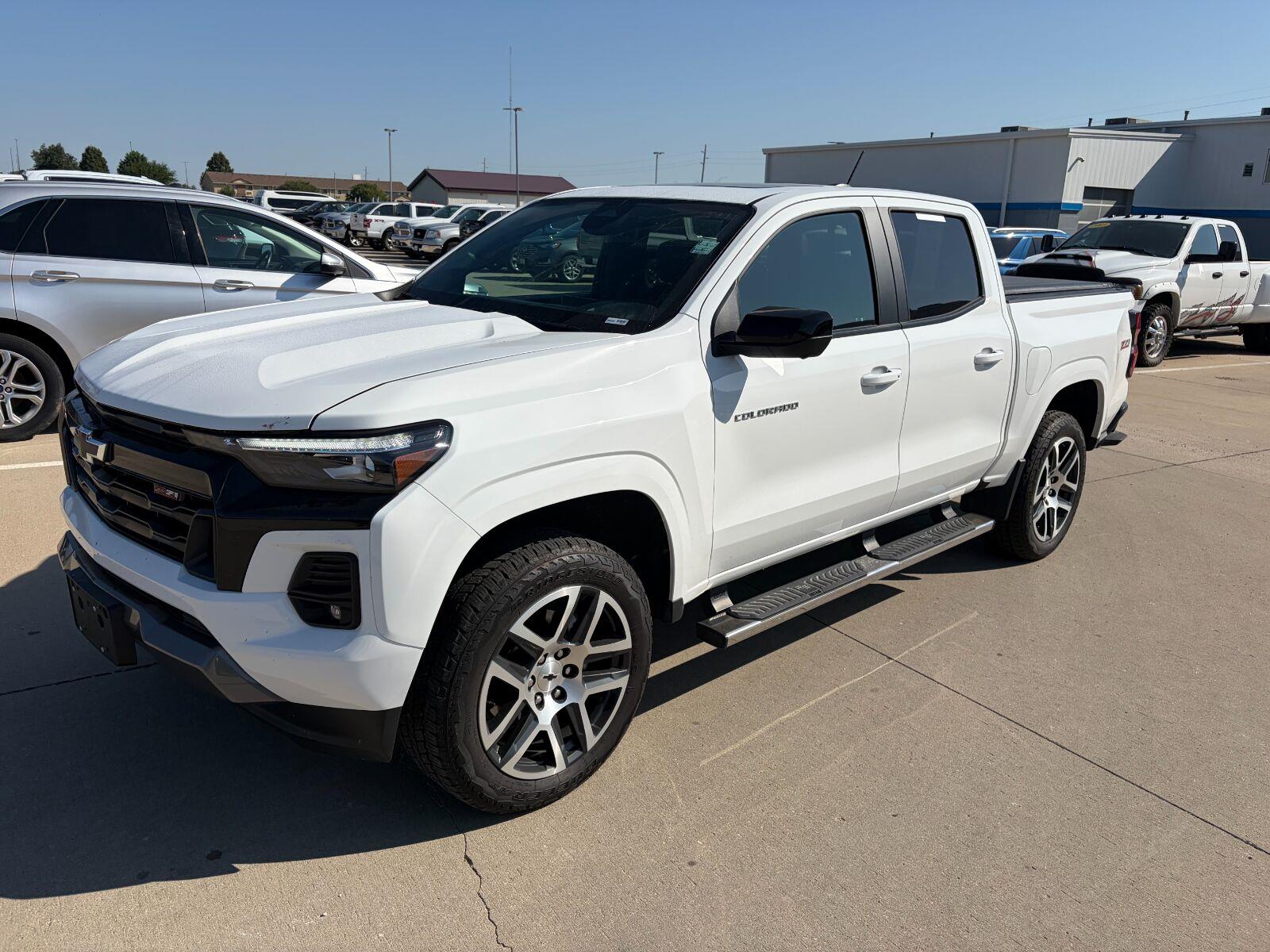 Summit White 2024 Chevrolet Colorado Pickup Truck Four-Wheel Drive 8-Speed Automatic