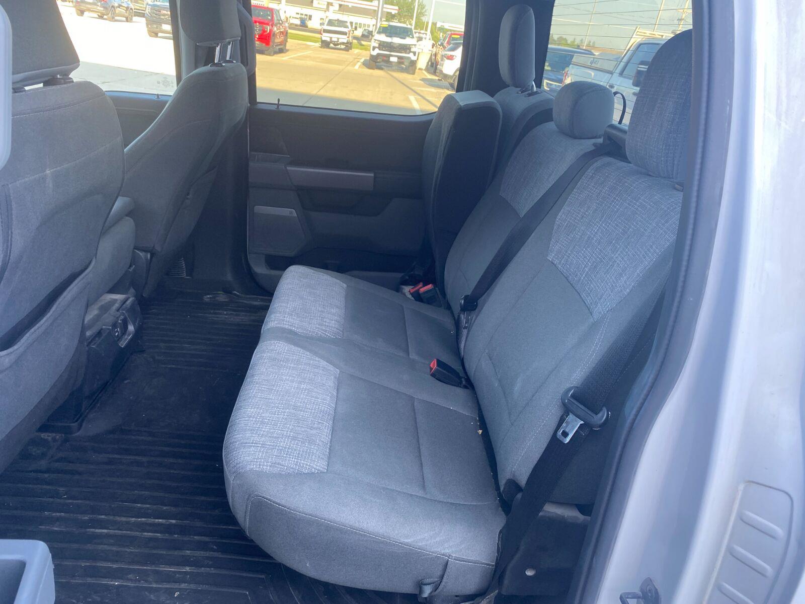 Used 2023 Oxford White/Carbonized Gray Ford XLT image 4