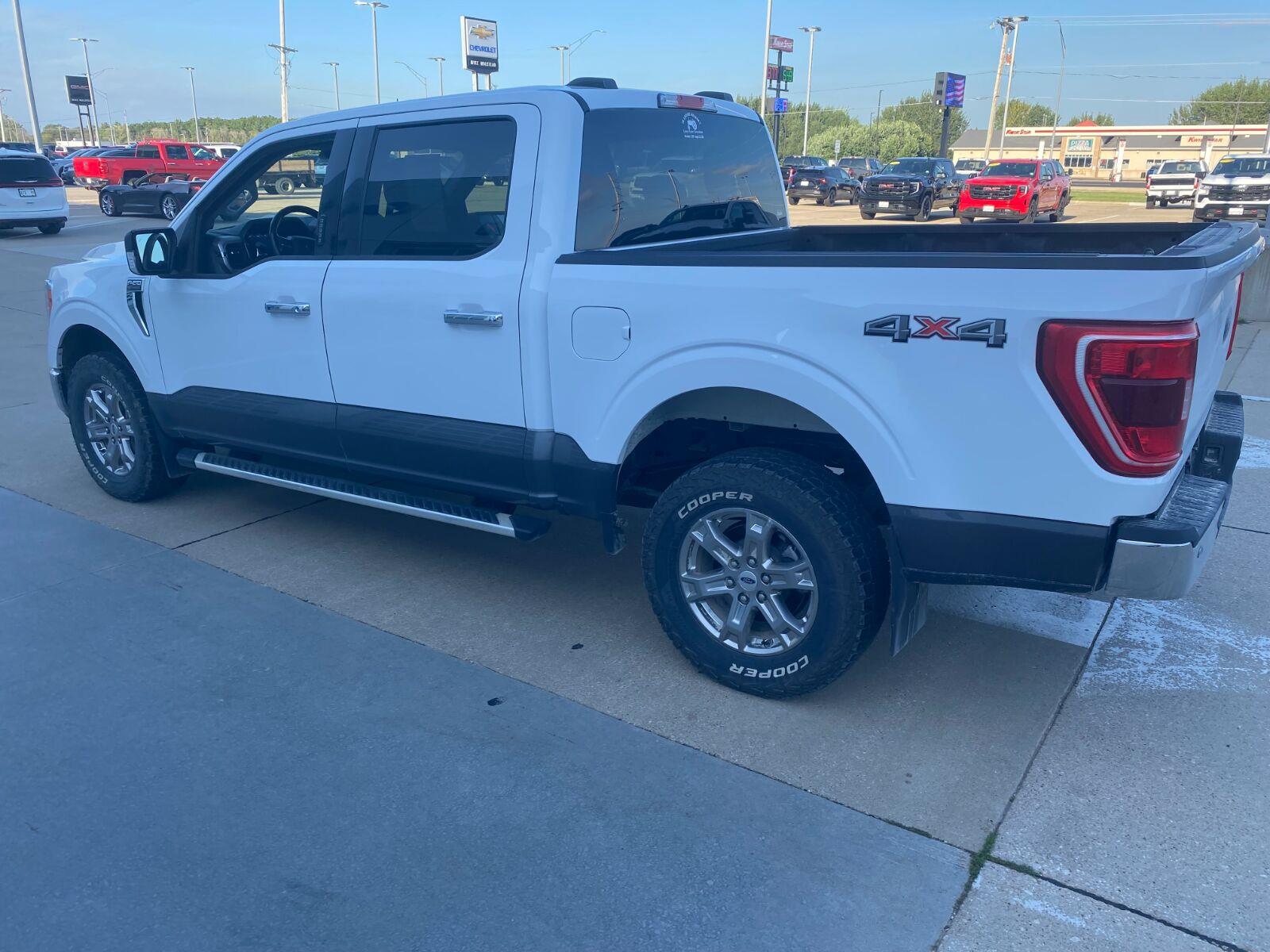 Used 2023 Oxford White/Carbonized Gray Ford XLT image 7