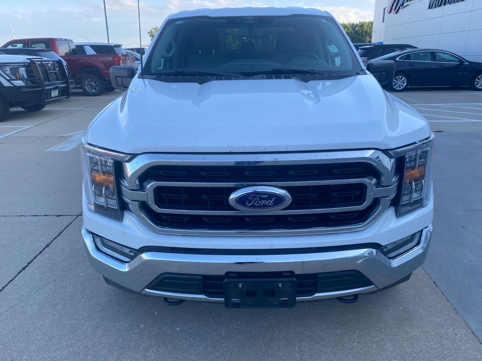 Used 2023 Oxford White/Carbonized Gray Ford XLT image 9