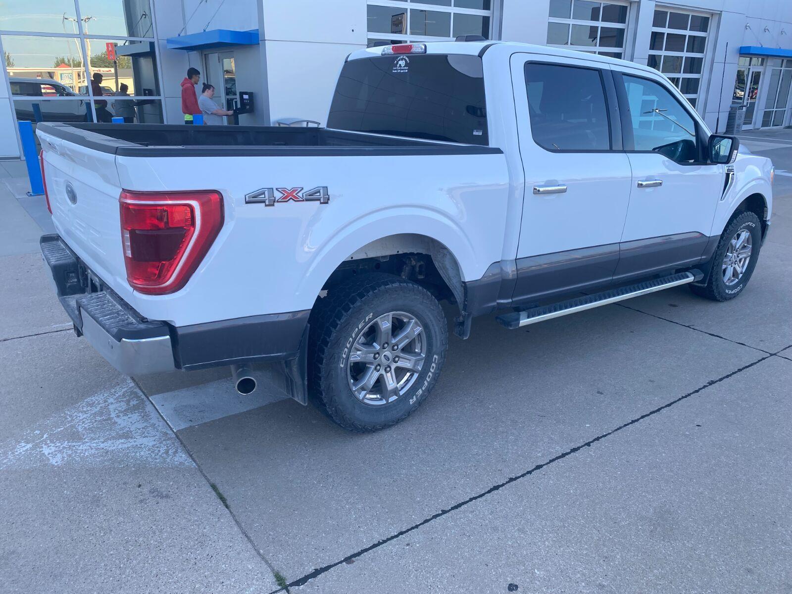 Used 2023 Oxford White/Carbonized Gray Ford XLT image 10