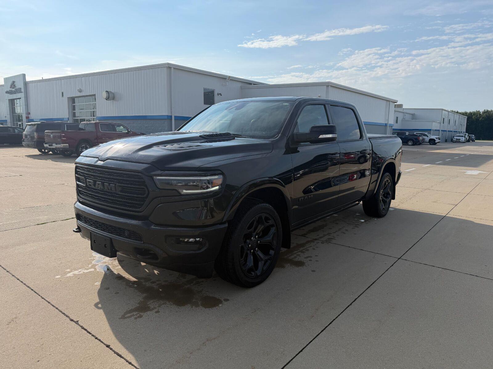 Diamond Black Crystal Pearlcoat 2022 RAM 1500 Pickup Truck Four-Wheel Drive 8-Speed Automatic