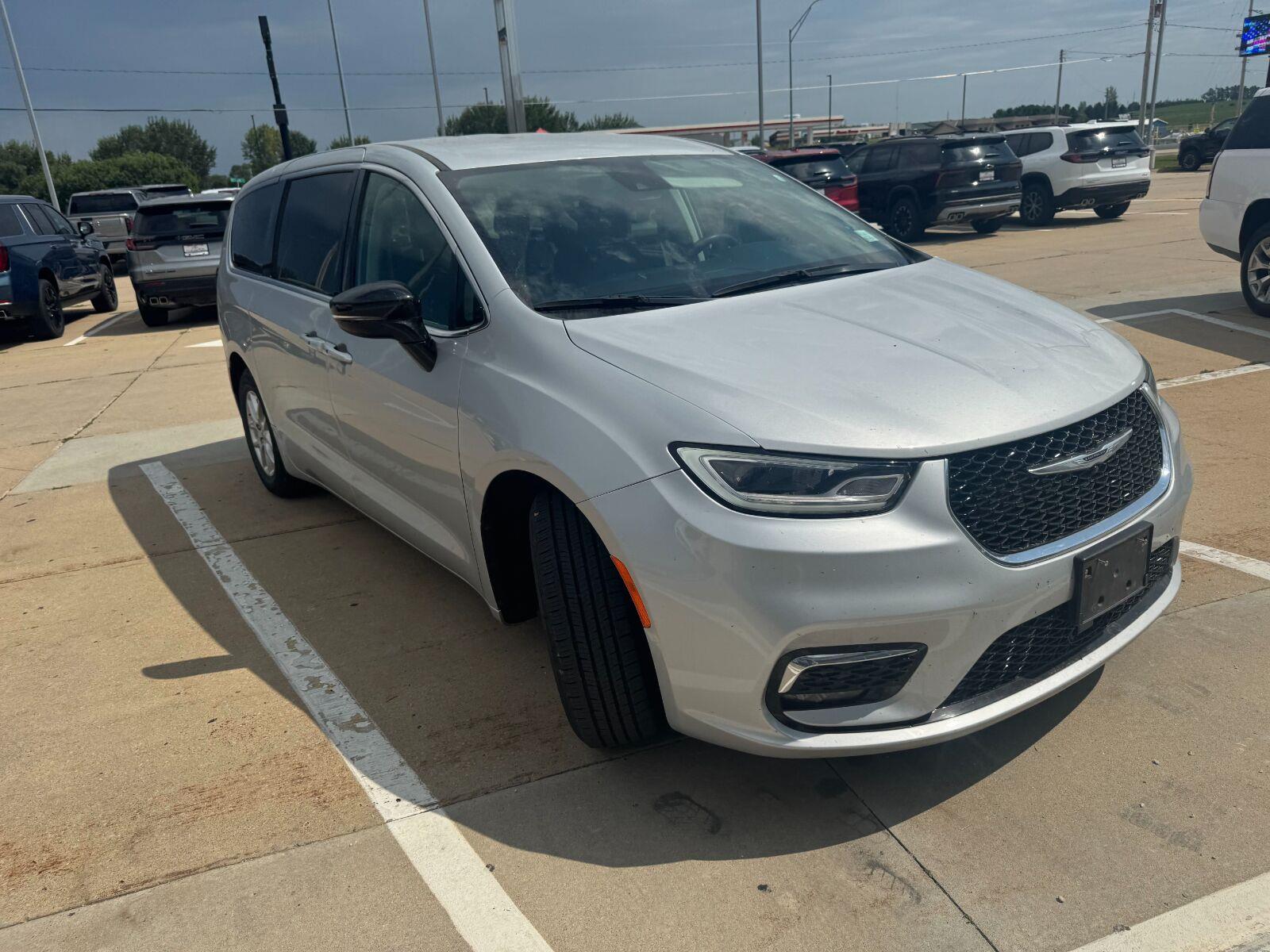 Used 2024 Silver Mist Clearcoat Chrysler Touring L image 3