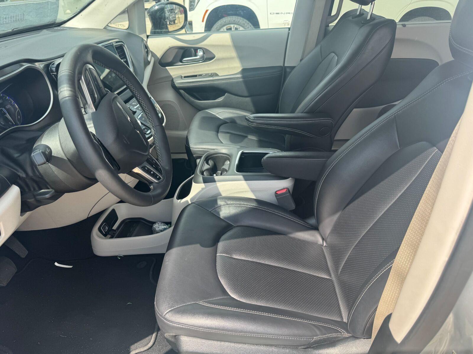 Used 2024 Silver Mist Clearcoat Chrysler Touring L image 8