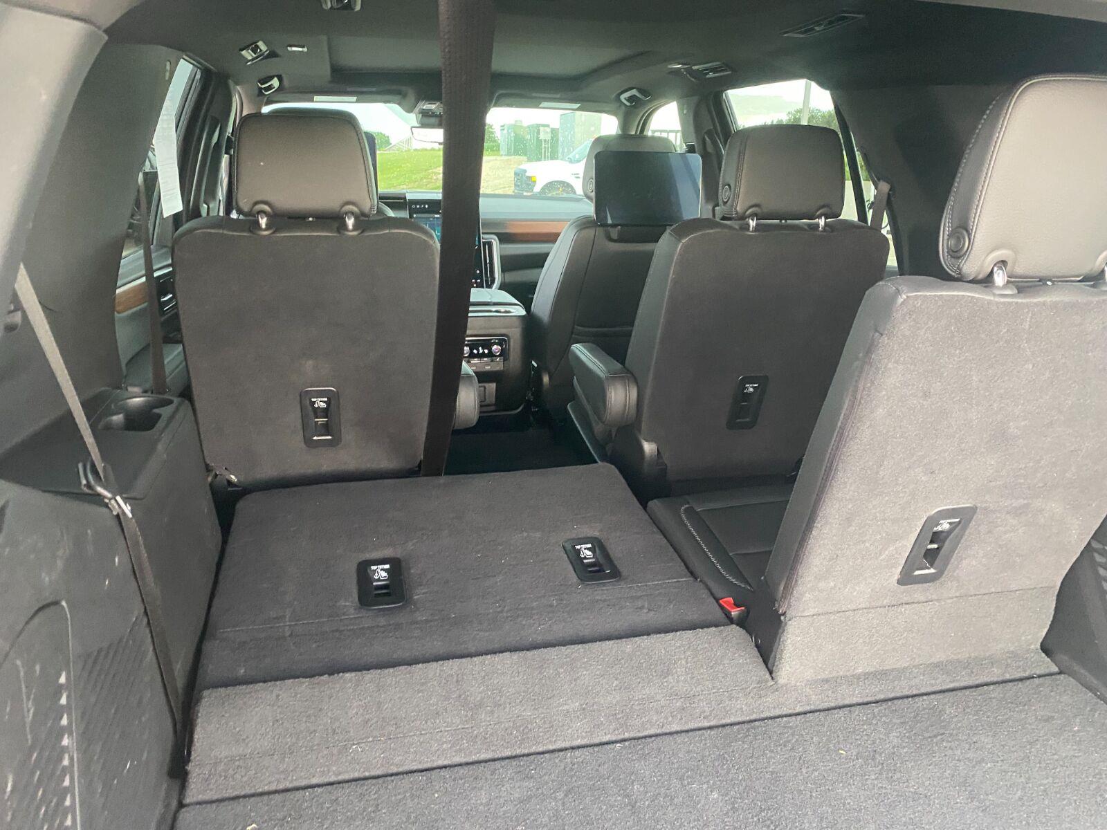 Used 2025 White Frost Tricoat GMC Denali image 4