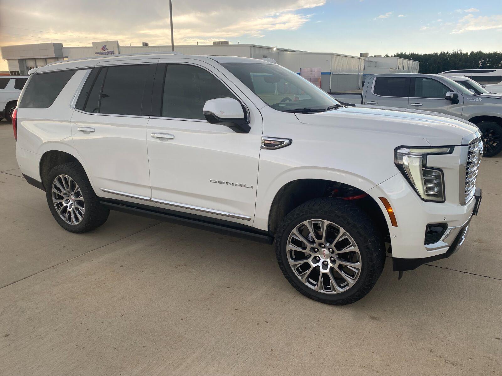 Used 2025 White Frost Tricoat GMC Denali image 6