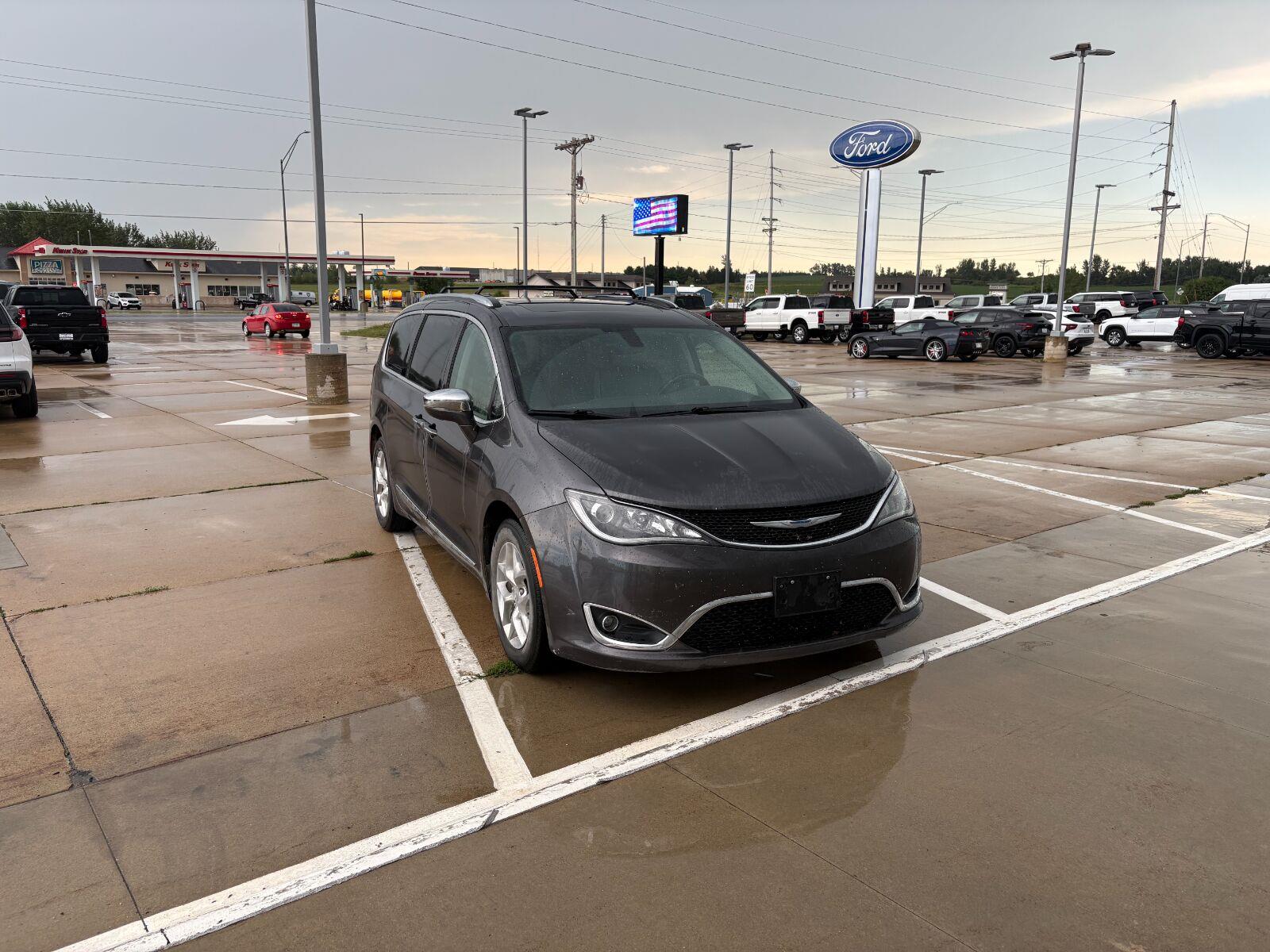Used 2018 Granite Crystal Metallic Clearcoat Chrysler Limited image 2