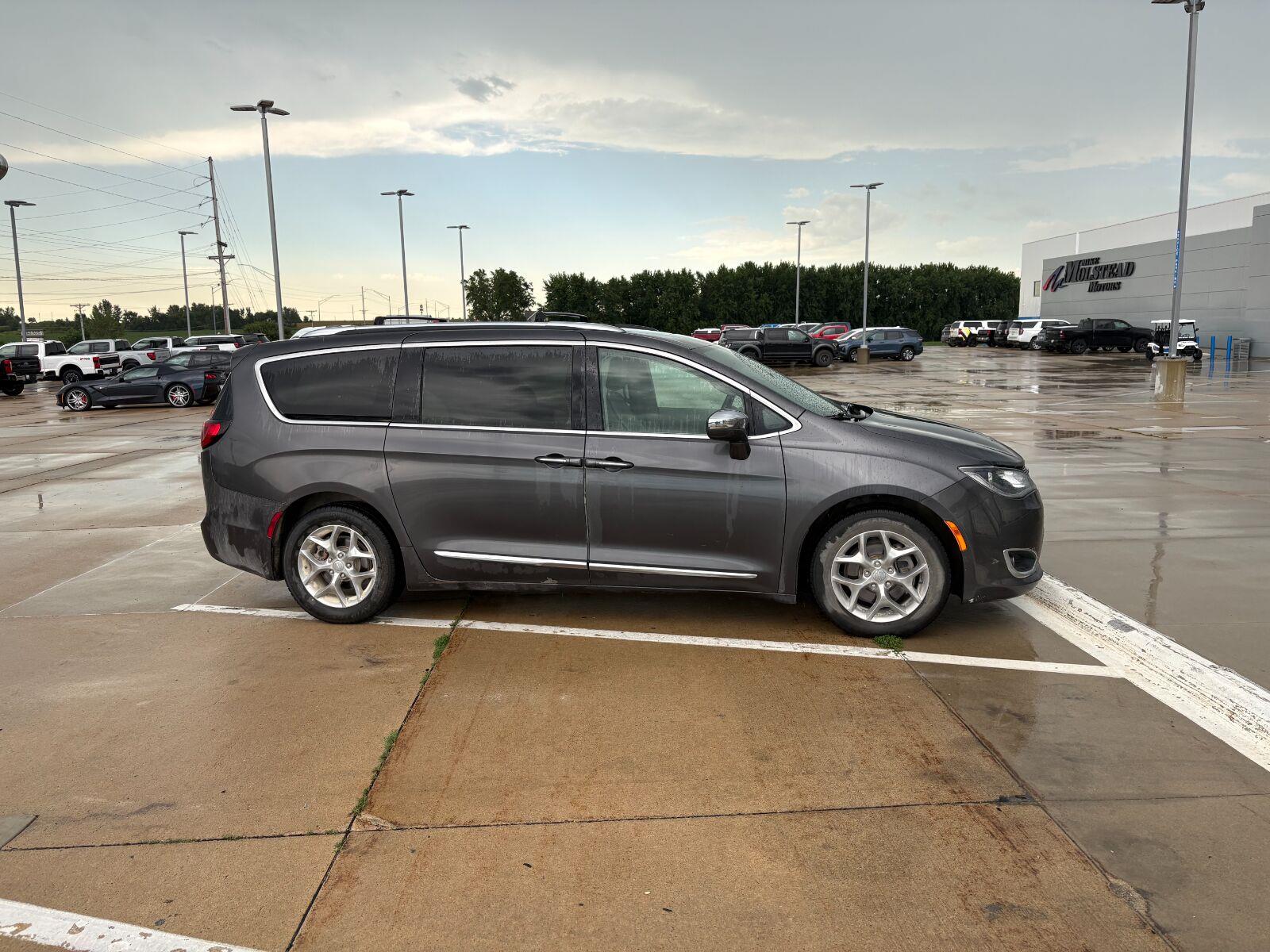 Used 2018 Granite Crystal Metallic Clearcoat Chrysler Limited image 3