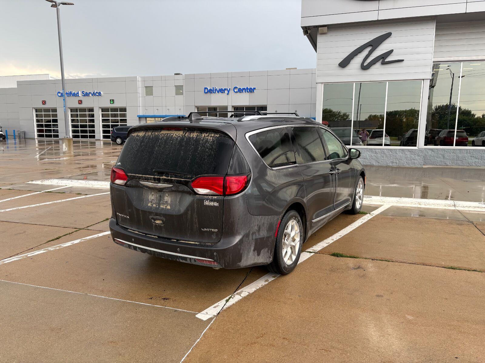 Used 2018 Granite Crystal Metallic Clearcoat Chrysler Limited image 4