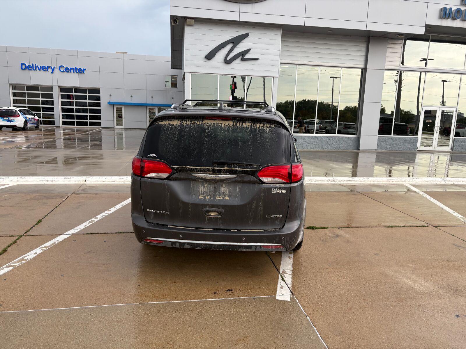 Used 2018 Granite Crystal Metallic Clearcoat Chrysler Limited image 5