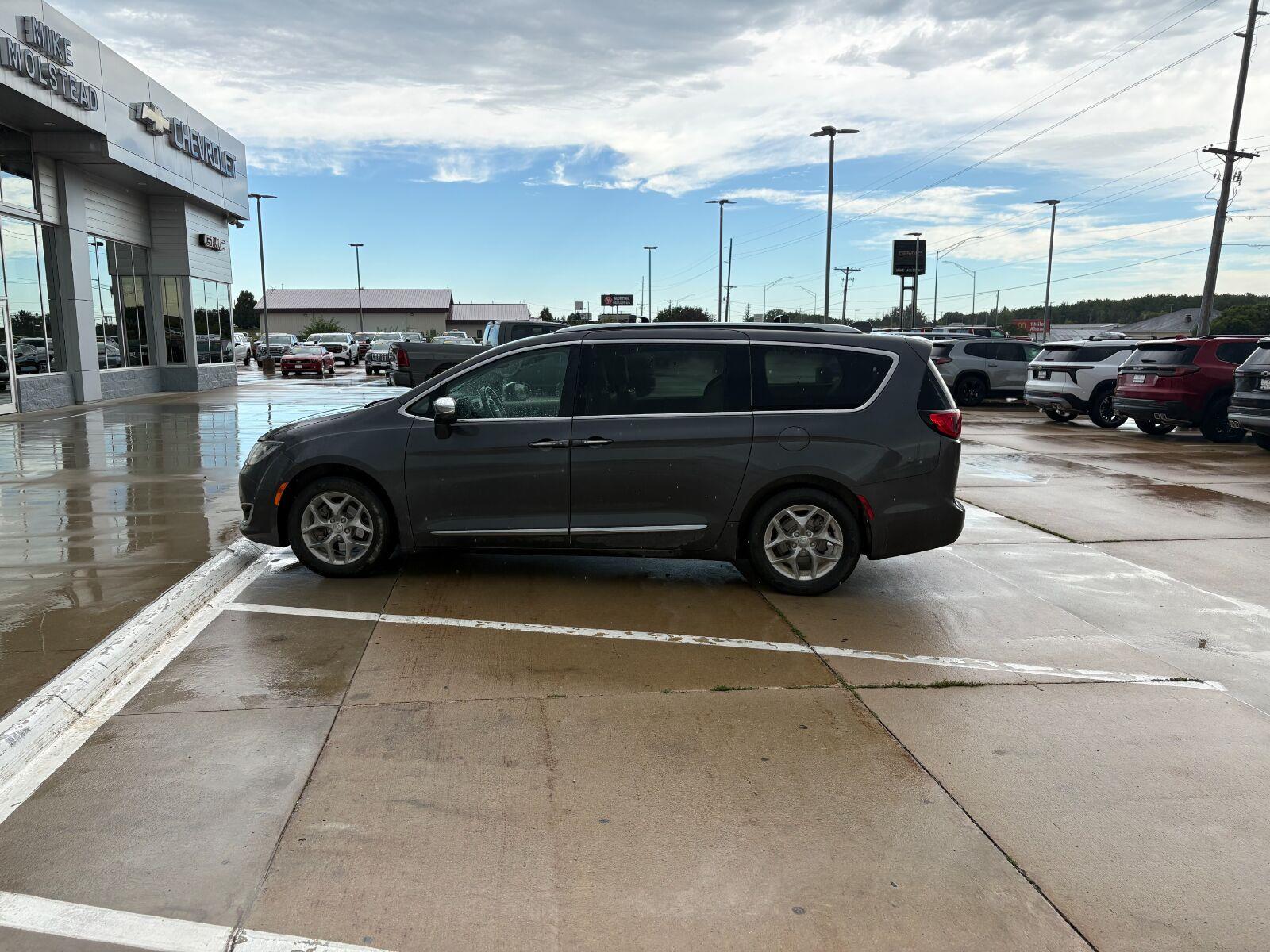 Used 2018 Granite Crystal Metallic Clearcoat Chrysler Limited image 7