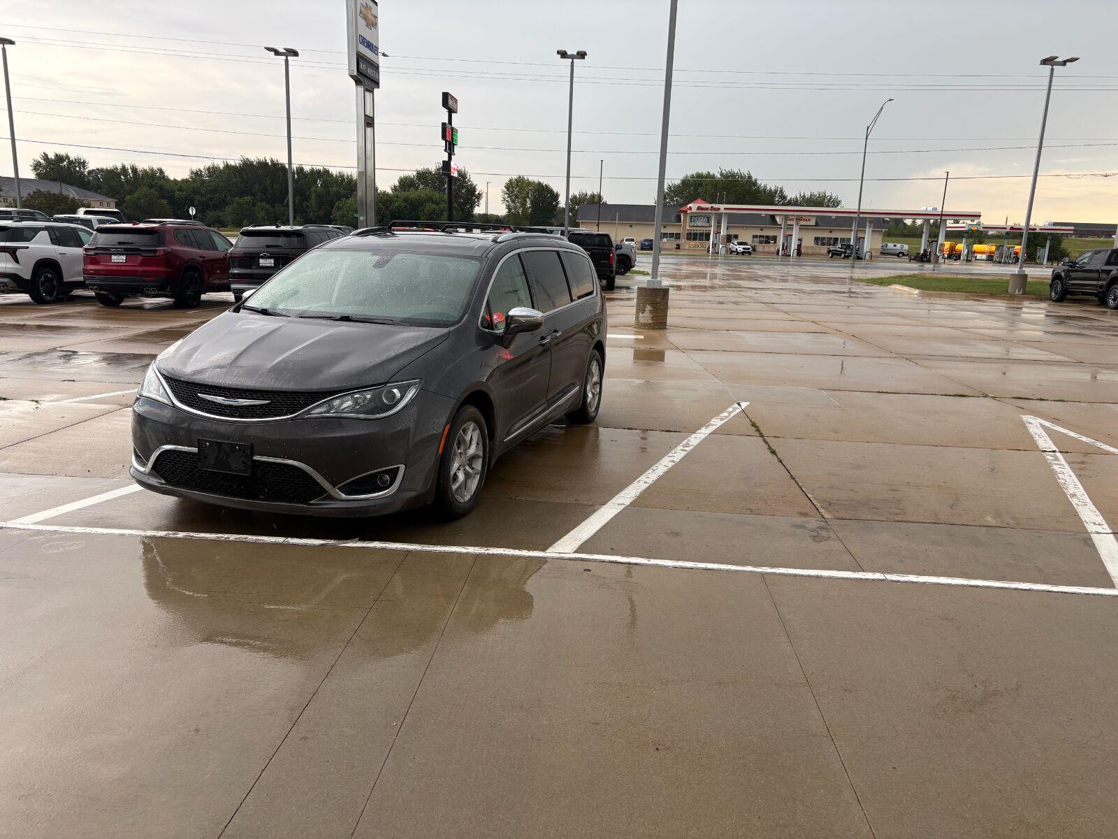 Used 2018 Granite Crystal Metallic Clearcoat Chrysler Limited image 8