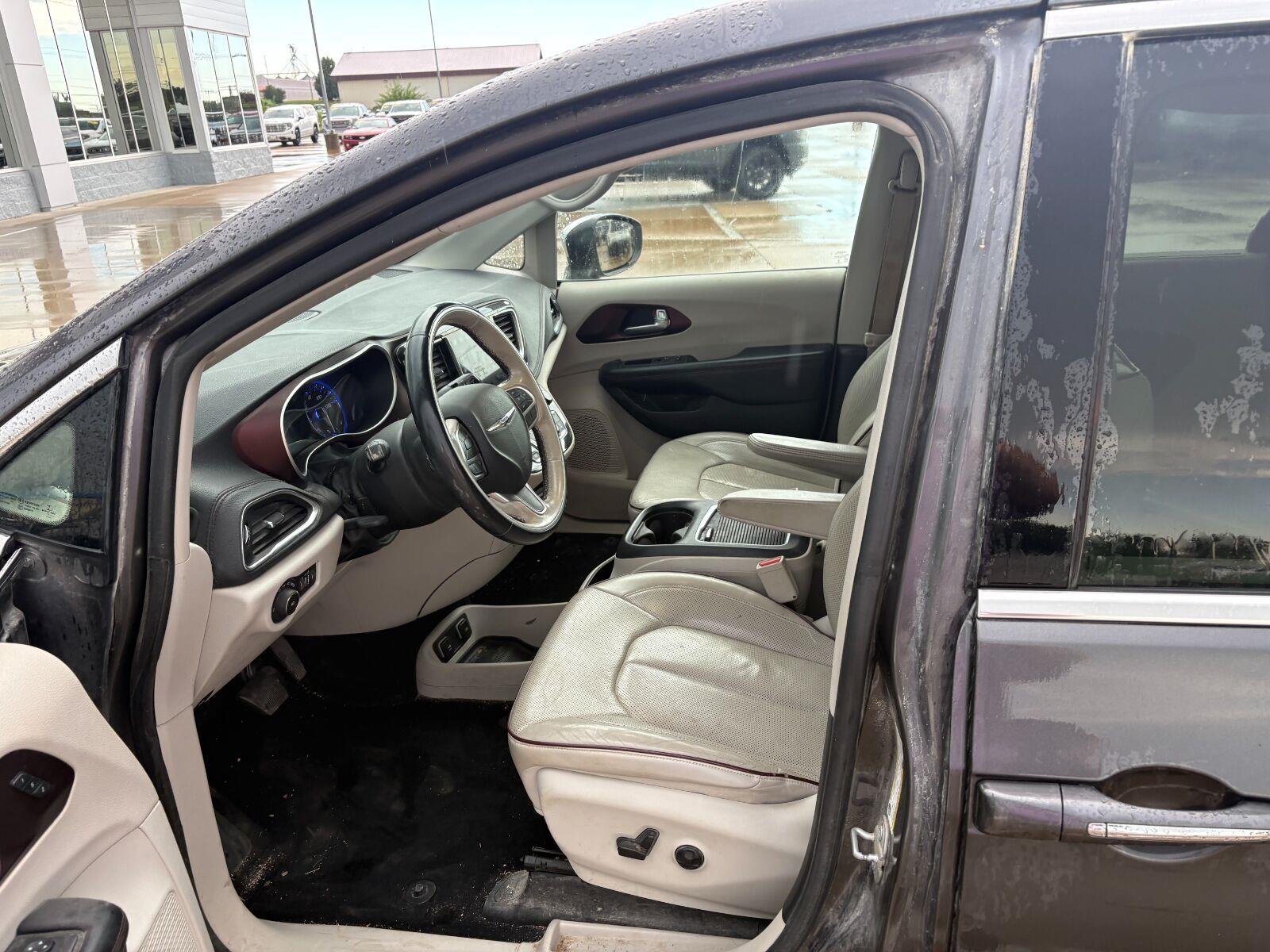 Used 2018 Granite Crystal Metallic Clearcoat Chrysler Limited image 9