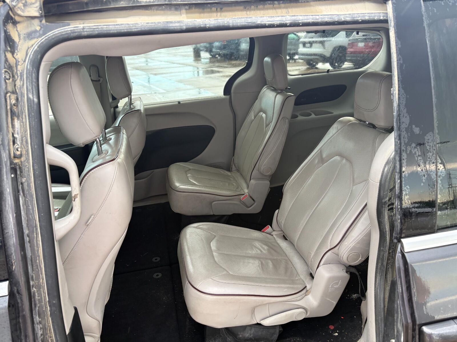 Used 2018 Granite Crystal Metallic Clearcoat Chrysler Limited image 10