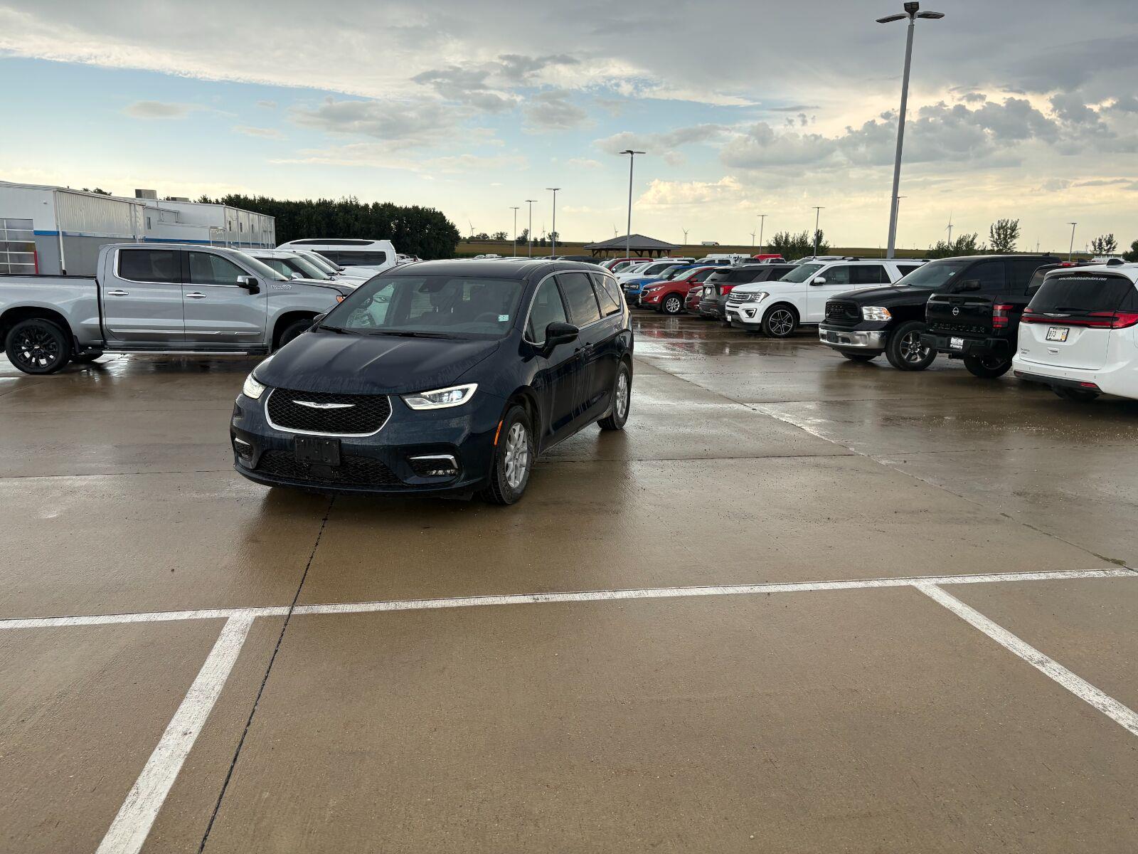 Fathom Blue Pearlcoat 2024 Chrysler Pacifica Minivan Front-Wheel Drive 9-Speed Automatic