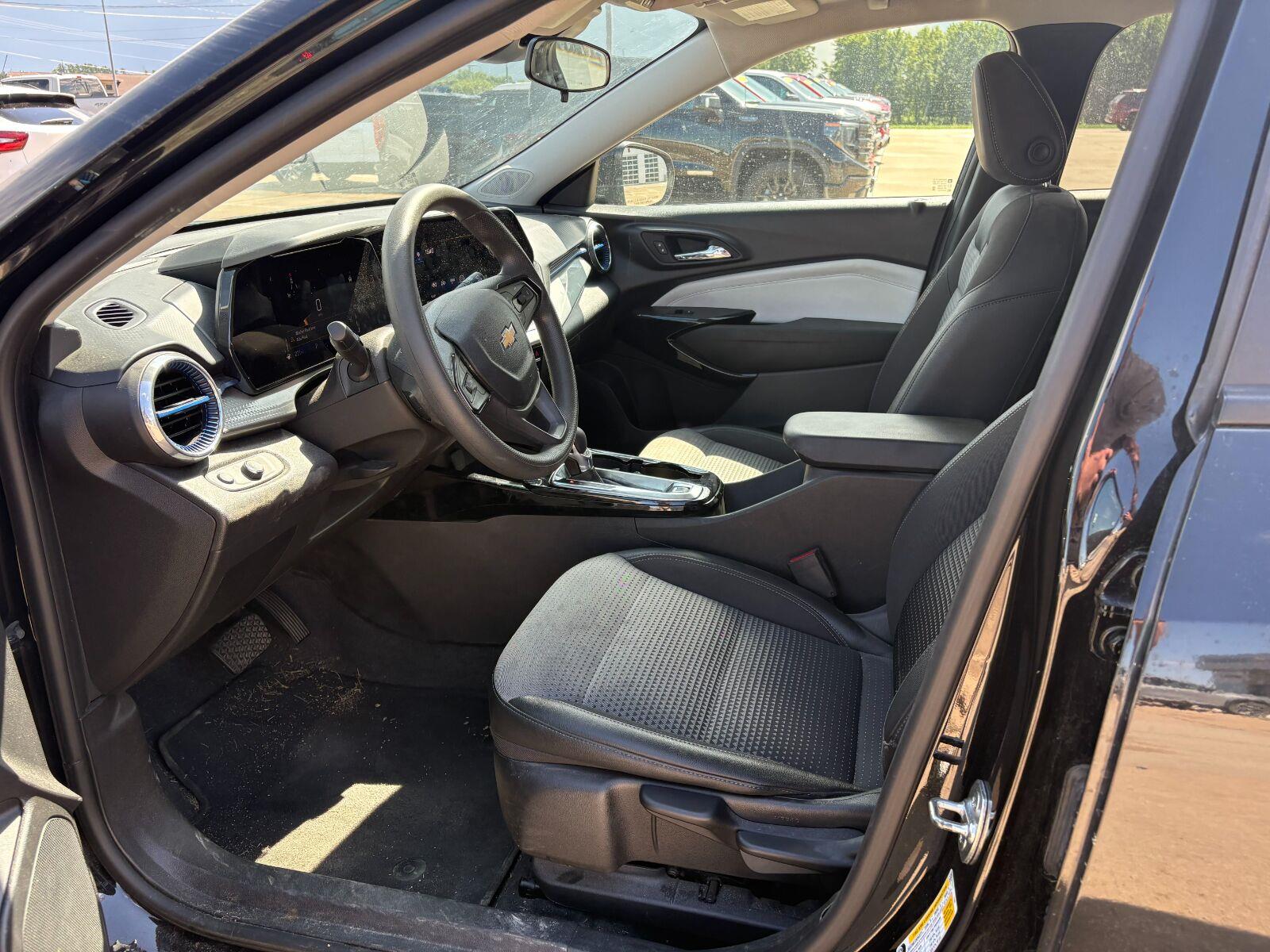Used 2025 Mosaic Black Metallic Chevrolet LT image 8