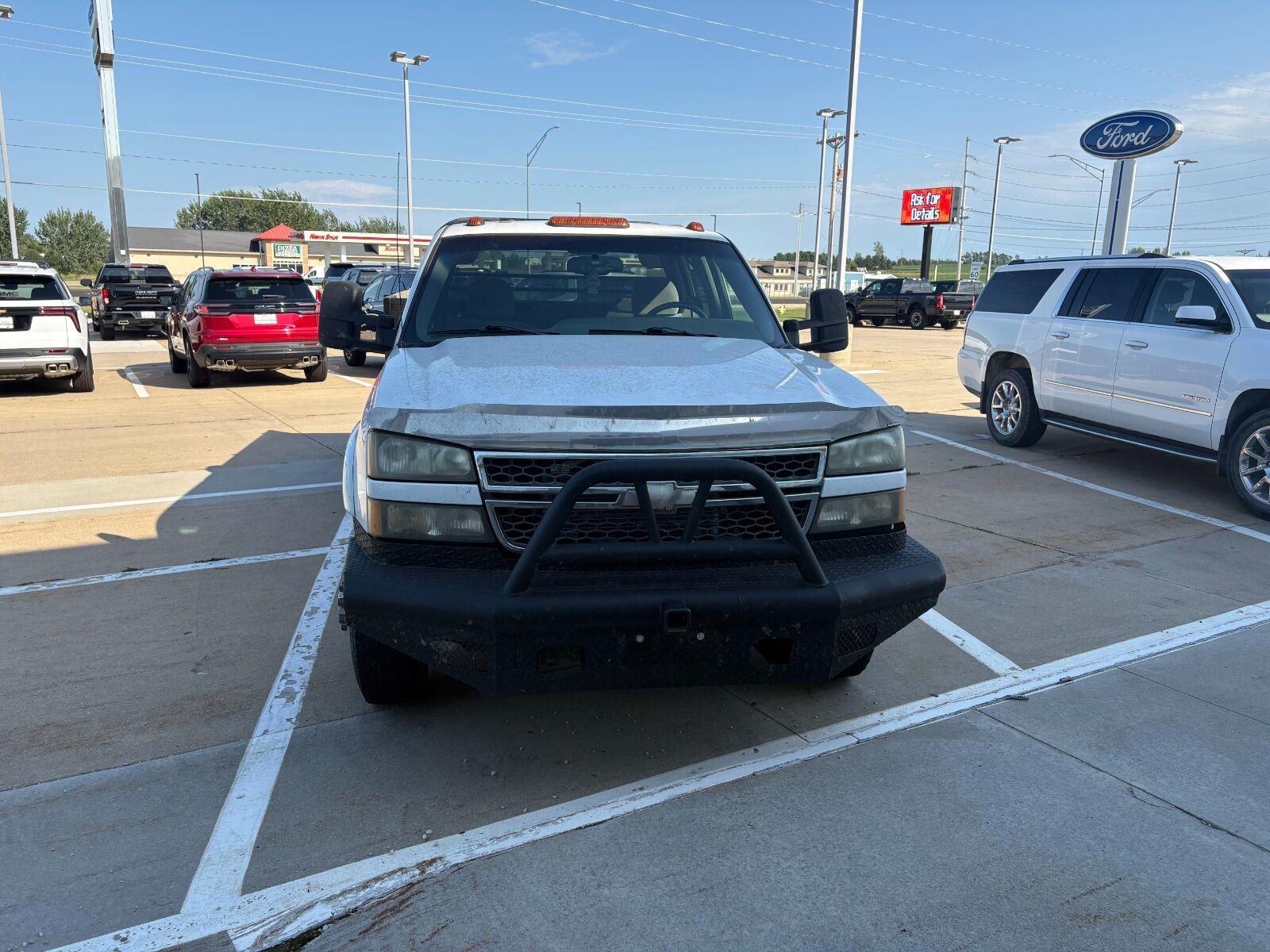 Used 2005 Summit White Chevrolet LS image 2