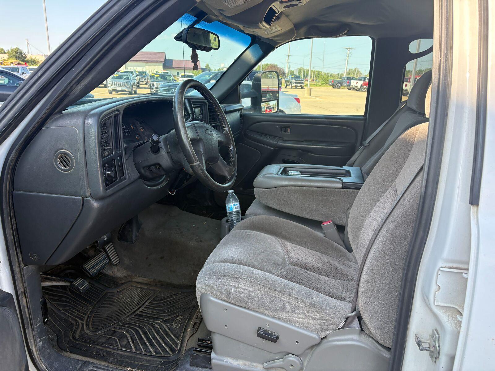 Used 2005 Summit White Chevrolet LS image 9
