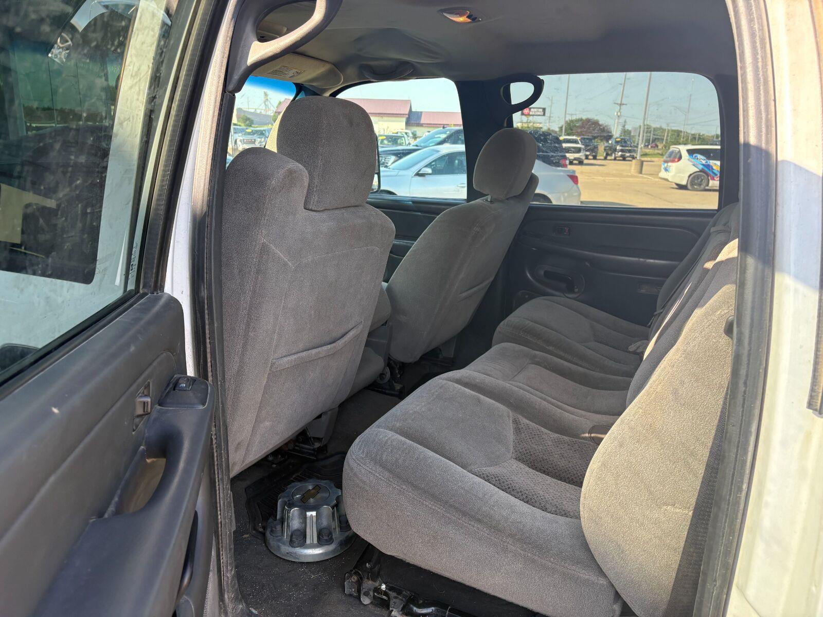 Used 2005 Summit White Chevrolet LS image 10