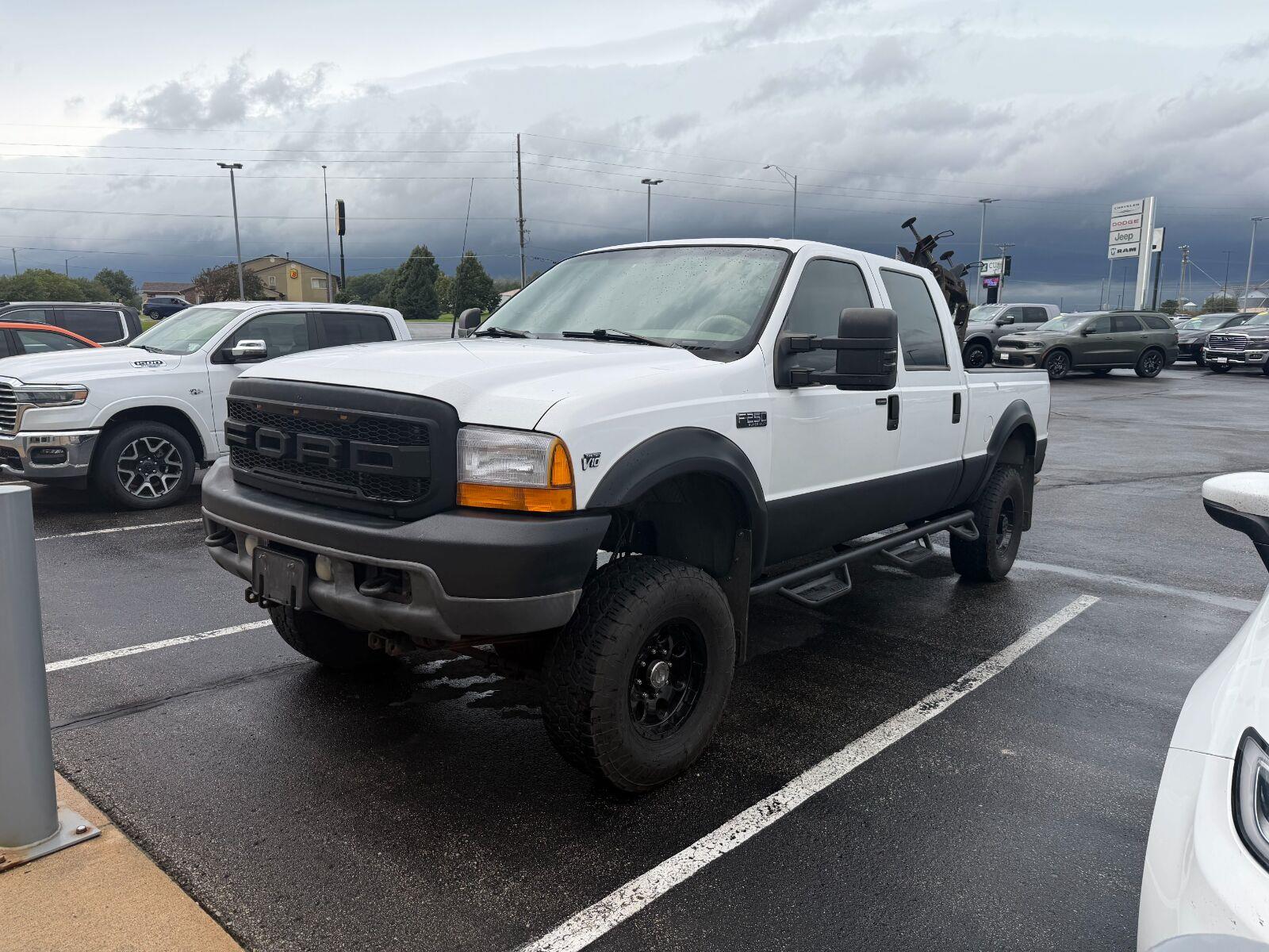 Oxford White 2001 Ford F-250 Super Duty Pickup Truck Four-Wheel Drive 5-Speed Manual Overdrive