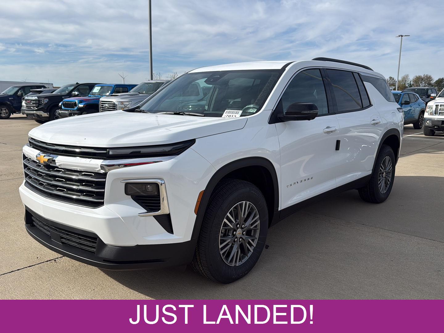 White 2027 Chevrolet Traverse SUV / Crossover Four-Wheel Drive 8-Speed Automatic
