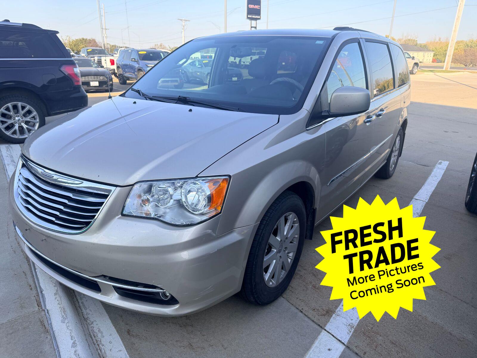 Cashmere/Sandstone Pearlcoat 2015 Chrysler Town & Country Minivan Front-Wheel Drive 6-Speed Automatic