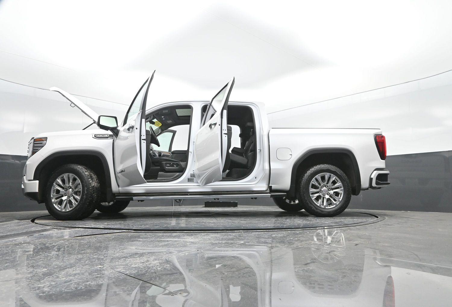 Used 2025 White Frost Tricoat GMC Denali image 57