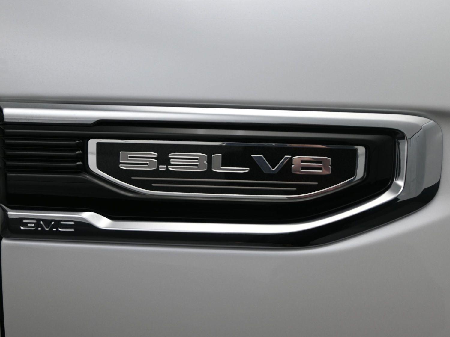 Used 2025 White Frost Tricoat GMC Denali image 6