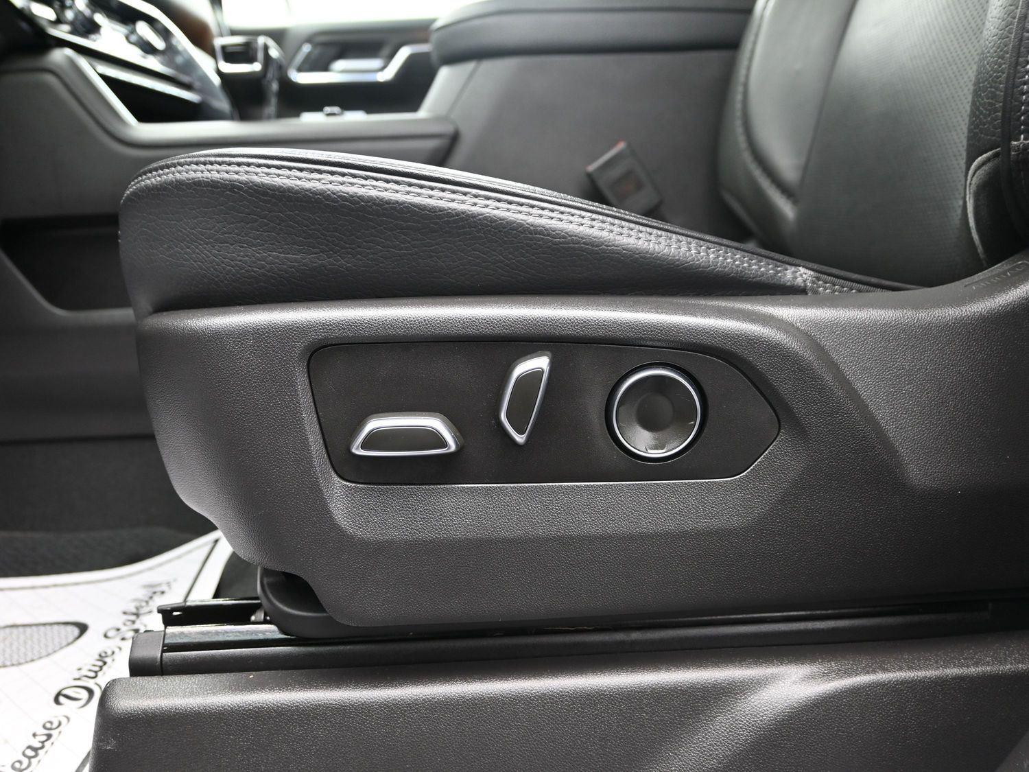 Used 2025 White Frost Tricoat GMC Denali image 25