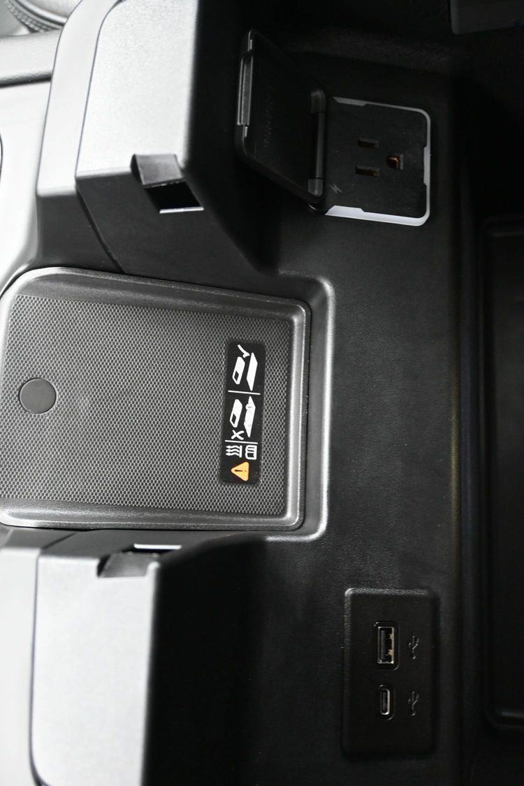 Used 2025 White Frost Tricoat GMC Denali image 37