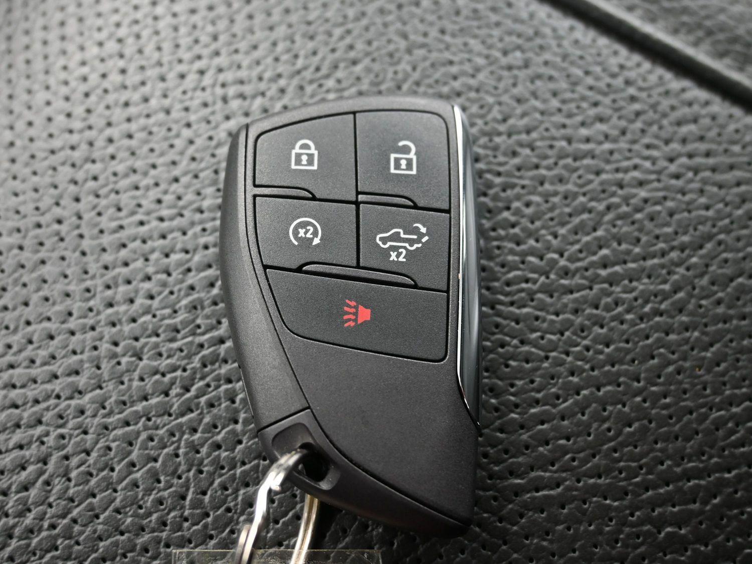 Used 2025 White Frost Tricoat GMC Denali image 39