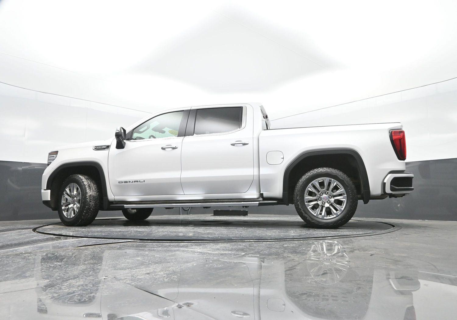 Used 2025 White Frost Tricoat GMC Denali image 40