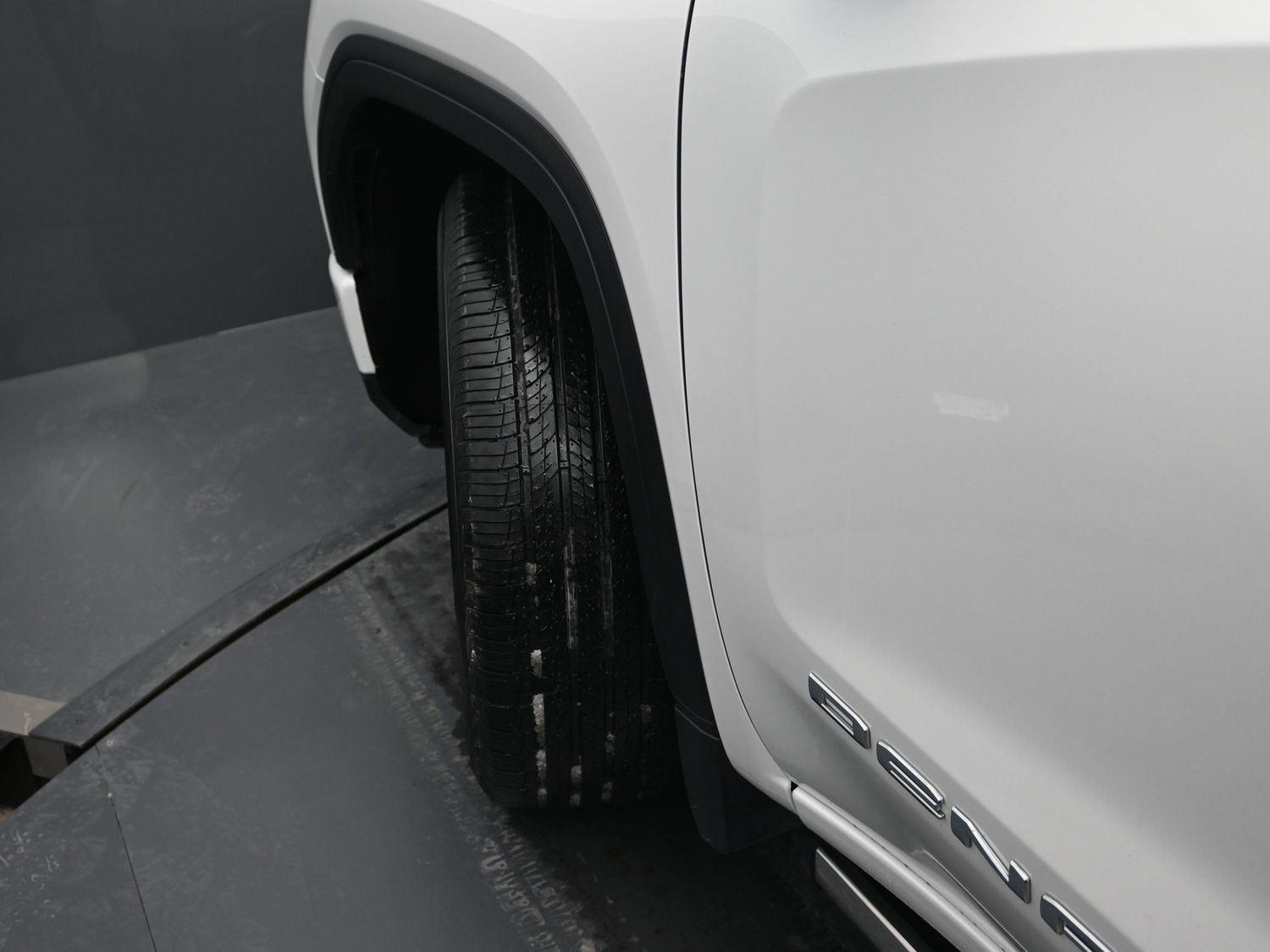 Used 2024 White Frost Tricoat GMC Denali Ultimate image 5