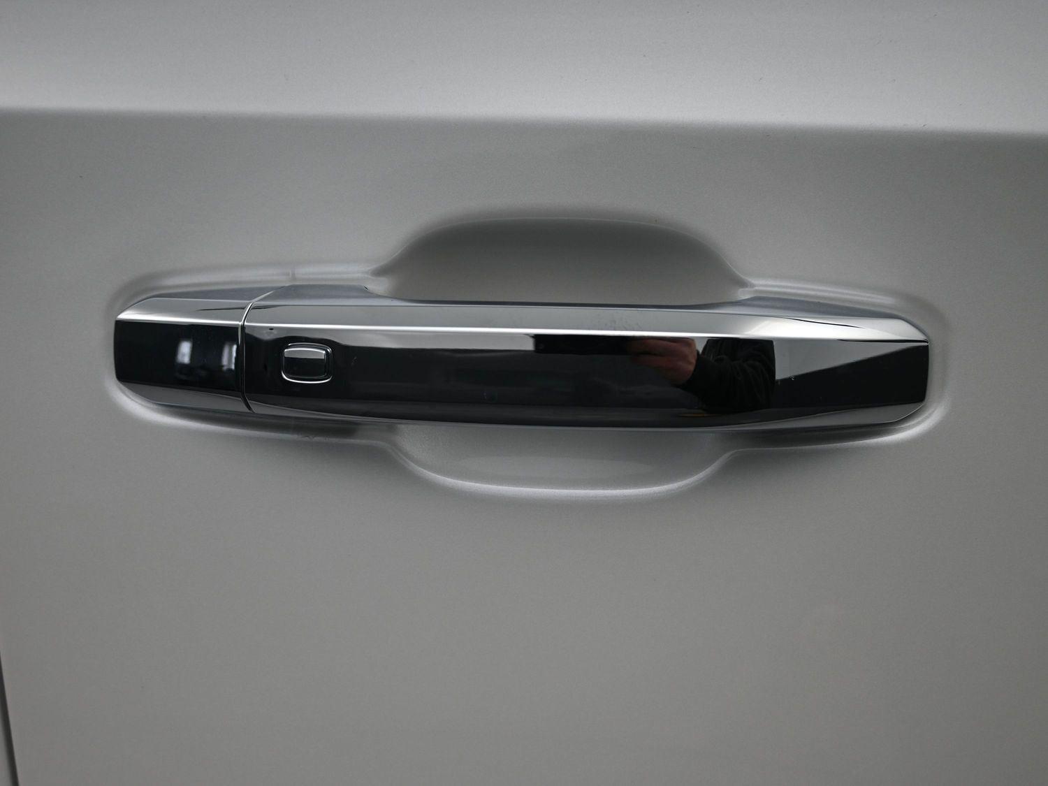 Used 2024 White Frost Tricoat GMC Denali Ultimate image 7