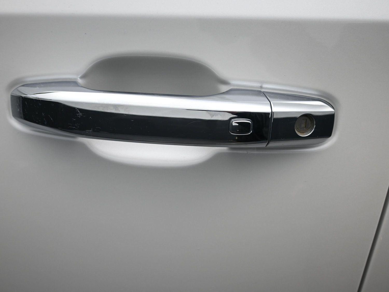 Used 2024 White Frost Tricoat GMC Denali Ultimate image 20