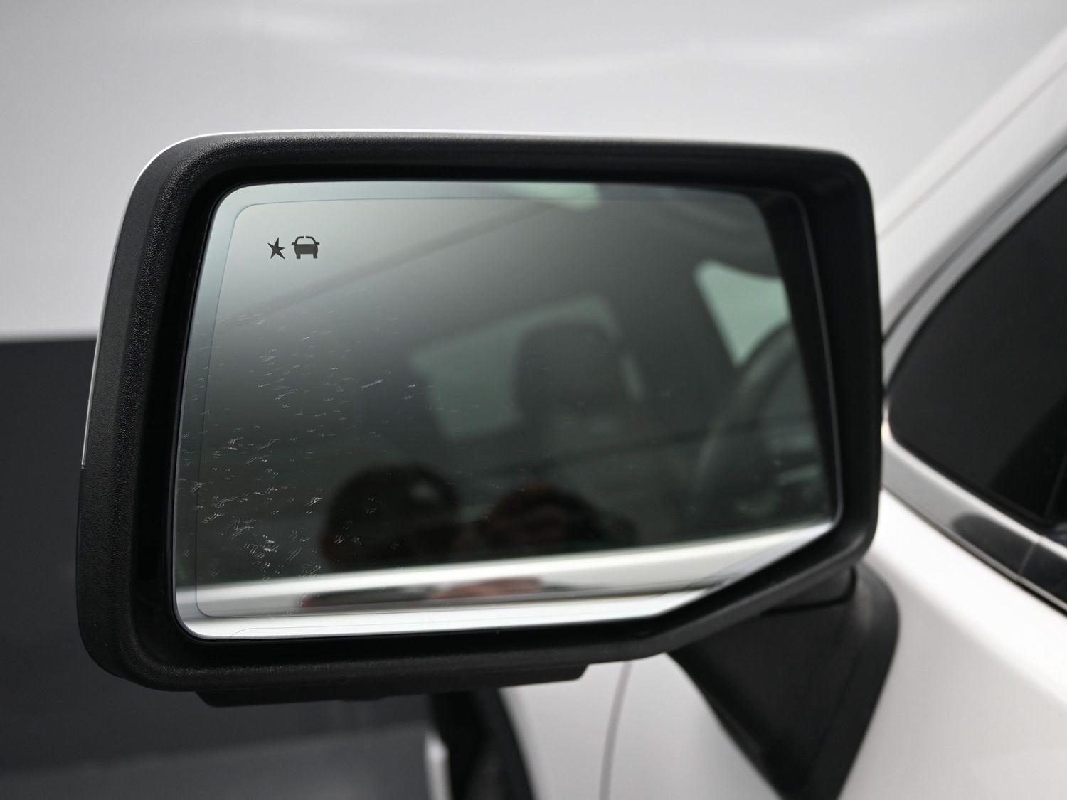 Used 2024 White Frost Tricoat GMC Denali Ultimate image 21