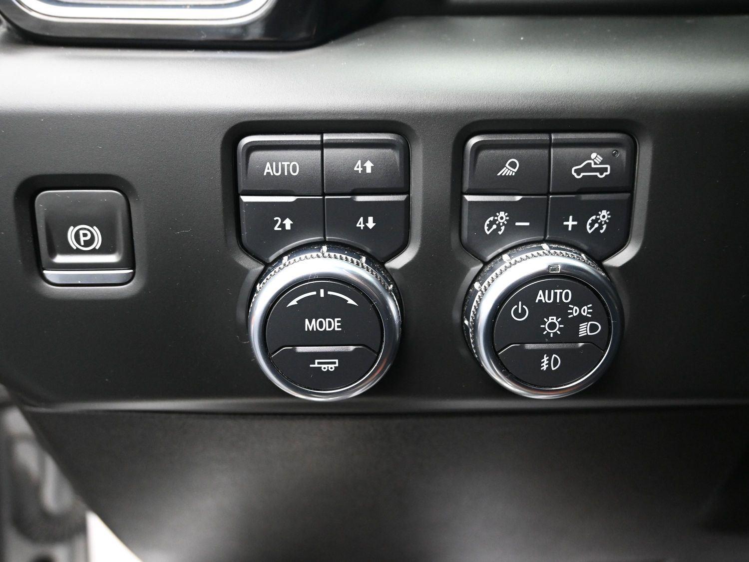 Used 2024 White Frost Tricoat GMC Denali Ultimate image 25