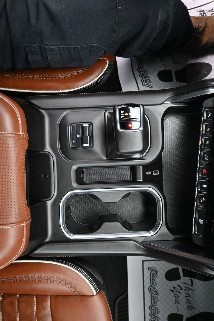 Used 2024 White Frost Tricoat GMC Denali Ultimate image 34